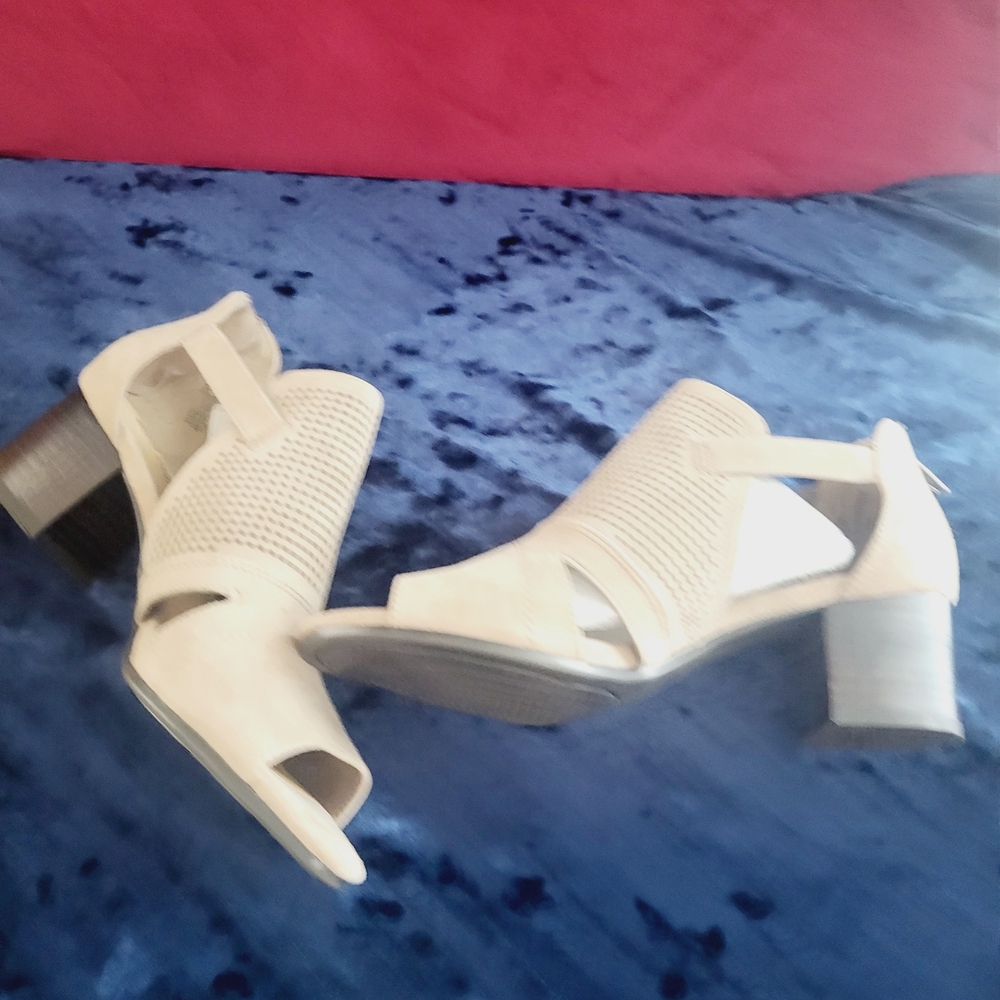 Chic Cream Women's Block Heel Sandals Size 8W, 8, 7.5W